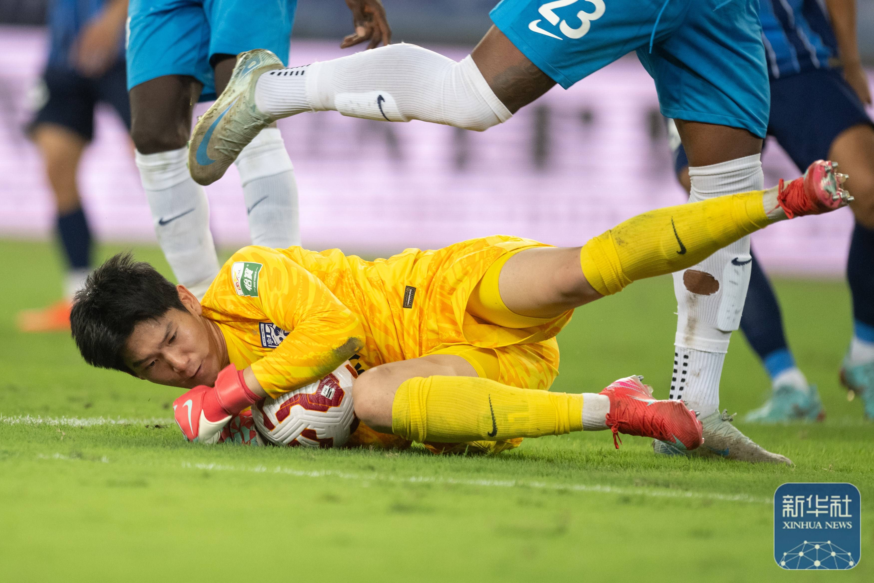 他们过于依 他们过于依